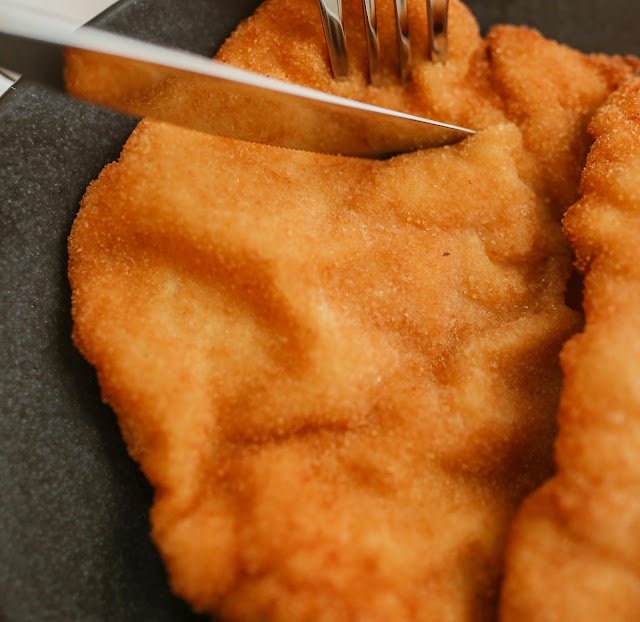 Filés de peixe empanados e dourados, com casquinha crocante.