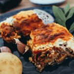 Berinjela à parmegiana com molho de tomate, muçarela derretida e queijo parmesão gratinado.