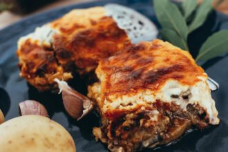 Berinjela à parmegiana com molho de tomate, muçarela derretida e queijo parmesão gratinado.