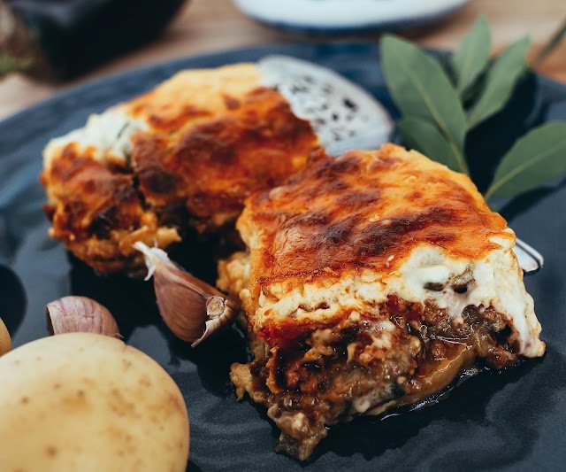 Berinjela à parmegiana com molho de tomate, muçarela derretida e queijo parmesão gratinado.