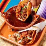 Tacos de carne moída com tortilha de milho, alface, creme de leite e limão