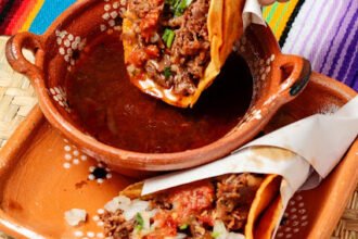 Tacos de carne moída com tortilha de milho, alface, creme de leite e limão