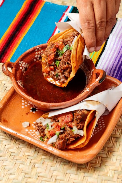 Tacos de carne moída com tortilha de milho, alface, creme de leite e limão
