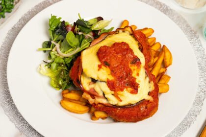 Filé de frango empanado à parmegiana com molho de tomate e queijo gratinado.