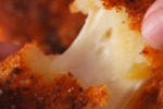 Bolinhos de queijo mussarela empanados e fritos, dourados por fora e com queijo derretido por dentro.