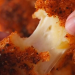 Bolinhos de queijo mussarela empanados e fritos, dourados por fora e com queijo derretido por dentro.