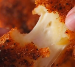 Bolinhos de queijo mussarela empanados e fritos, dourados por fora e com queijo derretido por dentro.