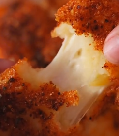 Bolinhos de queijo mussarela empanados e fritos, dourados por fora e com queijo derretido por dentro.
