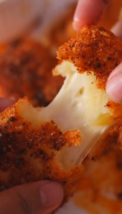 Bolinhos de queijo mussarela empanados e fritos, dourados por fora e com queijo derretido por dentro.
