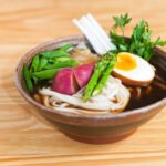 Sopa japonesa de ovo e curry de porco com macarrão udon