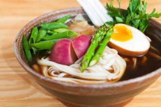 Sopa japonesa de ovo e curry de porco com macarrão udon