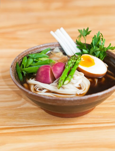 Sopa japonesa de ovo e curry de porco com macarrão udon