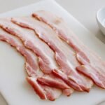 Barriga de porco temperada para preparar bacon caseiro artesanal.