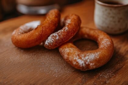 Rosquinhas fritas caseiras douradas polvilhadas com açúcar