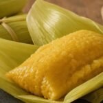 Pamonha de micro-ondas feita com milho fresco e recheio de queijo ou goiabada
