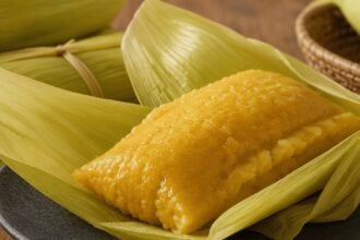 Pamonha de micro-ondas feita com milho fresco e recheio de queijo ou goiabada